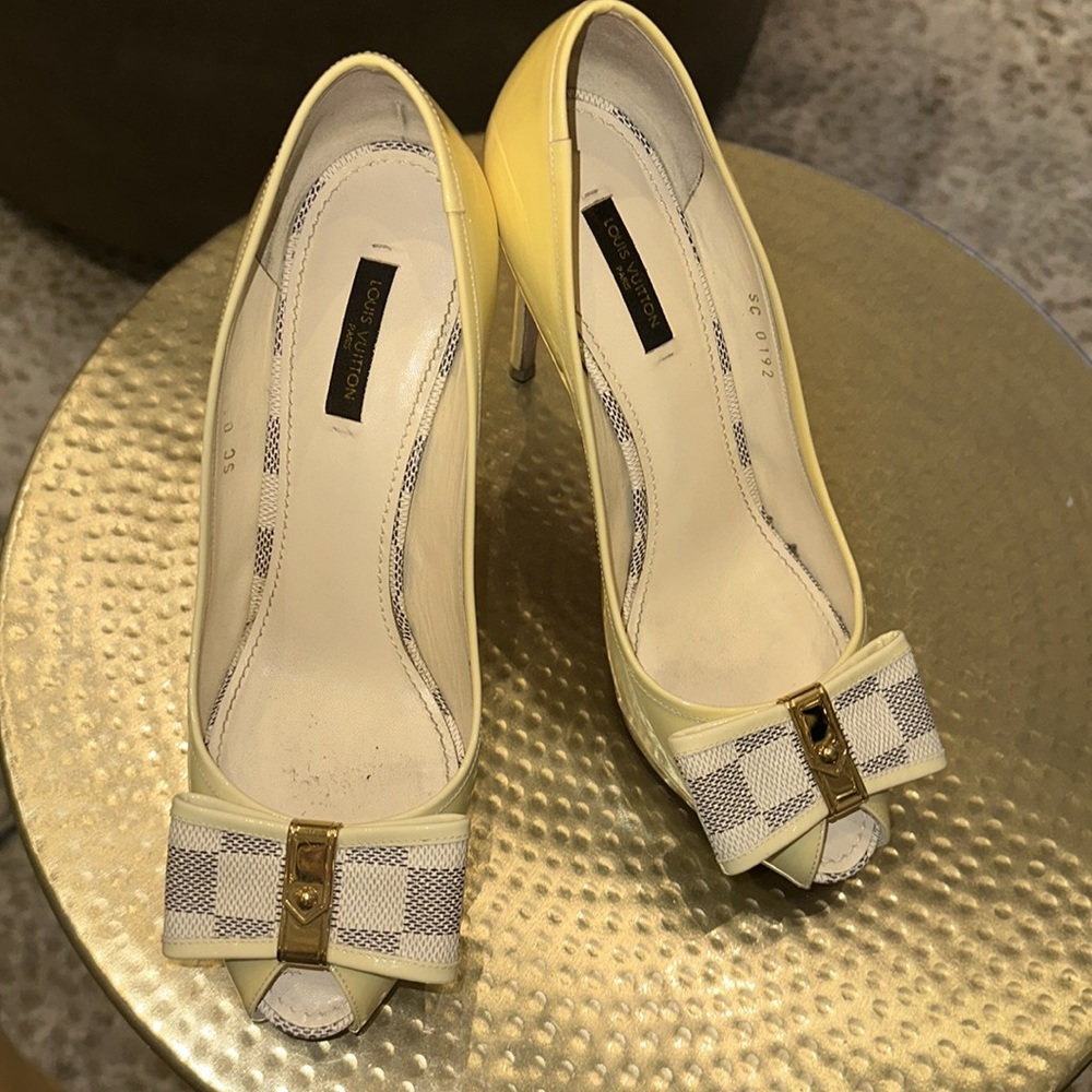 Louis Vuitton Cream Patent Leather and Damier Azur Canvas Damia Peep Toe Pumps - Picture 5 of 8